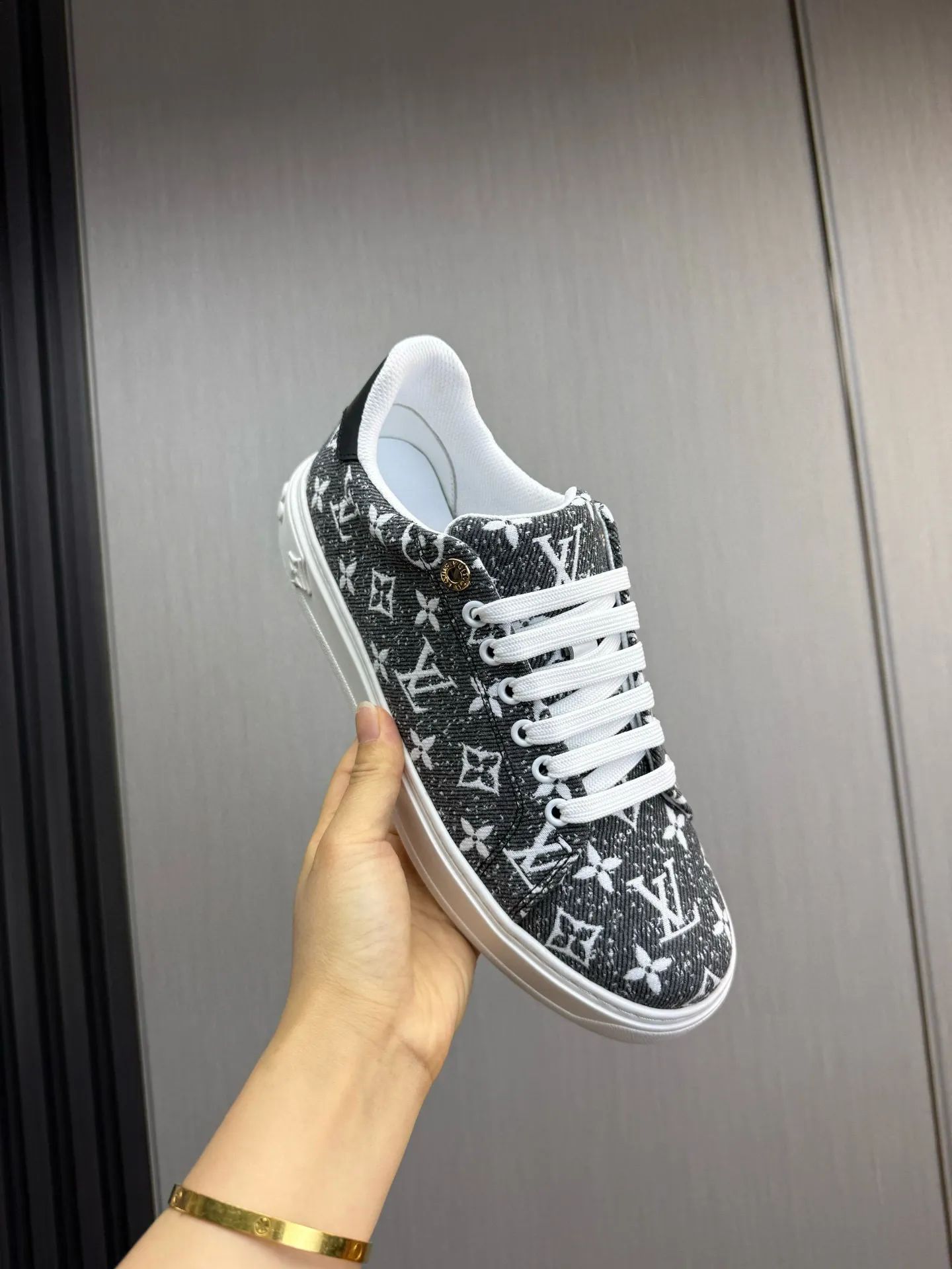 Factory price: 520💰LOUIS VUITTON [Louis VUITTON] The new trendy Lv is on the market🎁, casual and fashionable men's shoes👟The upper is made of imported original fabric + cowhide mesh lining, the original wear-resistant rubber outsole, the version is simple and elegant, exclusive for trendy men. Code number: 38-44, customized 45, 46